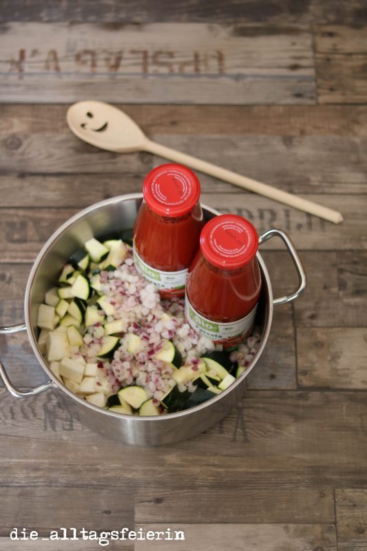 {Rezept} *Tomaten-Zucchini-Süppchen mit Pesto-Baguettes*