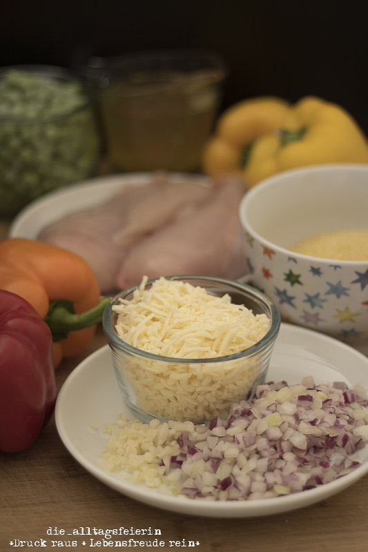 Couscous-Pfanne mit Hühnchen und Gemüse, Couscous, Familienessen, Hühnchenbrust, Erbsen, Käse, Paprika, Familienküche, leckere Couscouspfanne