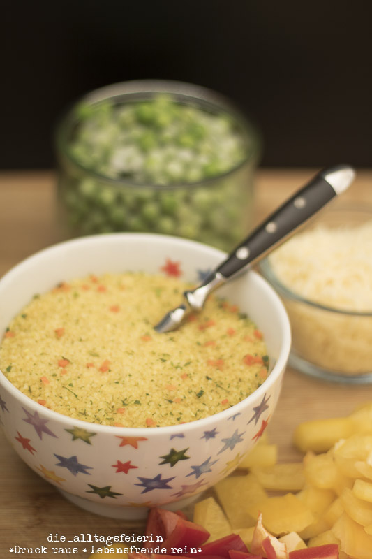 Couscous-Pfanne mit Hühnchen und Gemüse, Couscous, Familienessen, Hühnchenbrust, Erbsen, Käse, Paprika, Familienküche, leckere Couscouspfanne