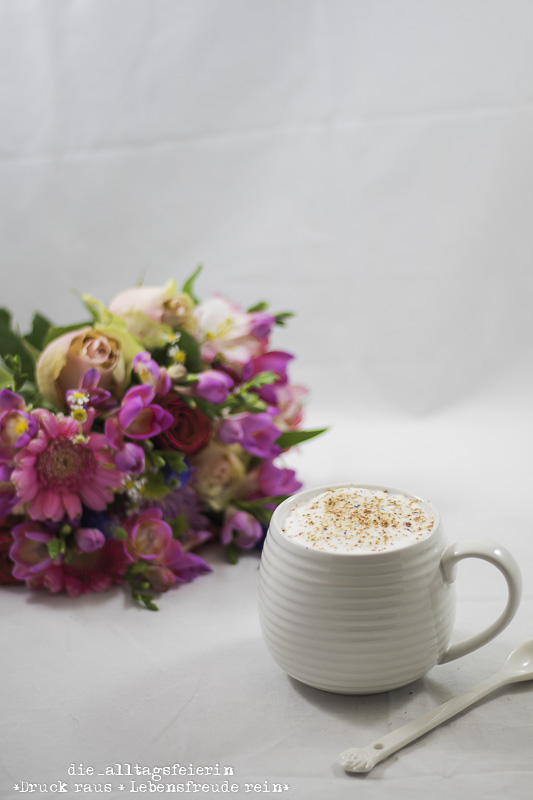 wochenglueckrueckblick-151017, Kaffee, Bluetenzucker, Bluetentraeumchen, Blumen, Blumenstrauss, romantischer Blumenstrauss, Kaffeegenuss, Cappuccino, Milchkaffee