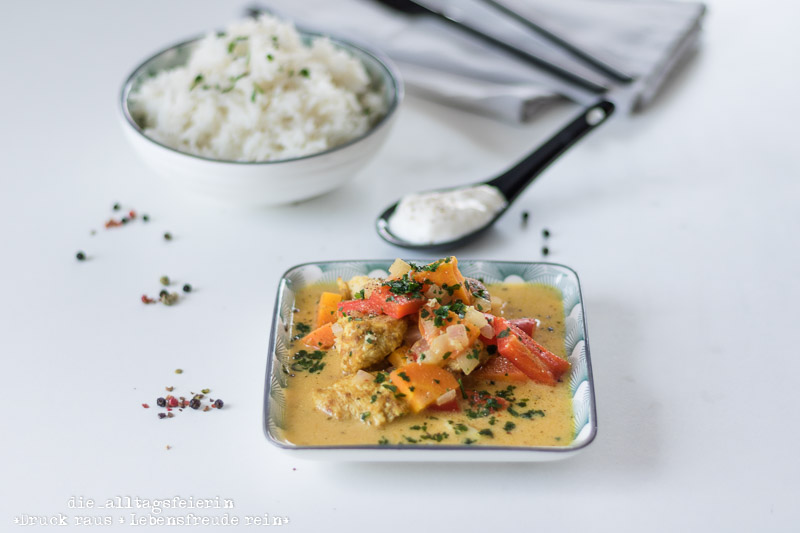 Indisches Haehnchen-Curry, Curry, Gewuerz, indische Kueche, Reis, Naan-Brot, Paprika, Familienkueche, leichte Kueche, Kindergericht, frisch kochen, Mango