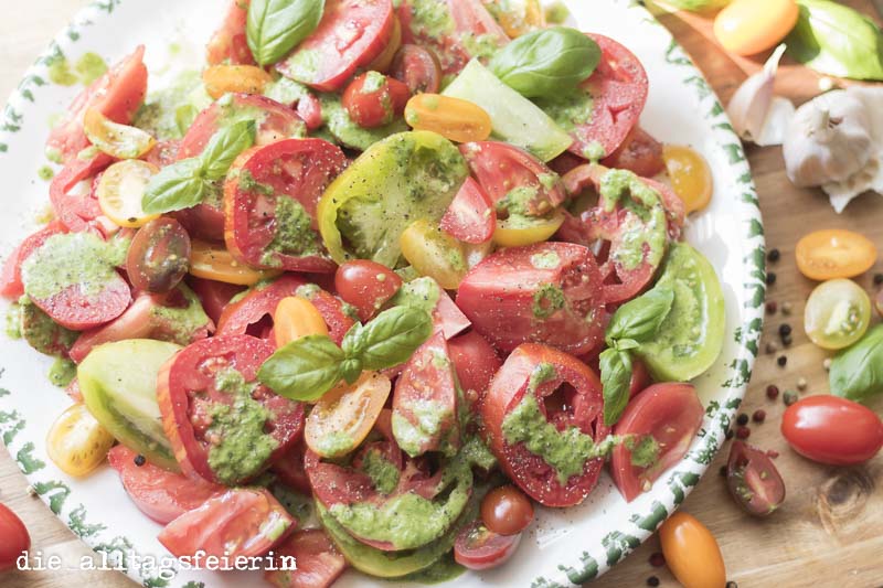 Tomaten-Salat, bunter Tomaten-Salat, Tomatensalat, Tomatensalat a la Jamie Oliver, Jamie Oliver, einfach, Kochquickie, Tomaten, gesunde Küche, Salat,