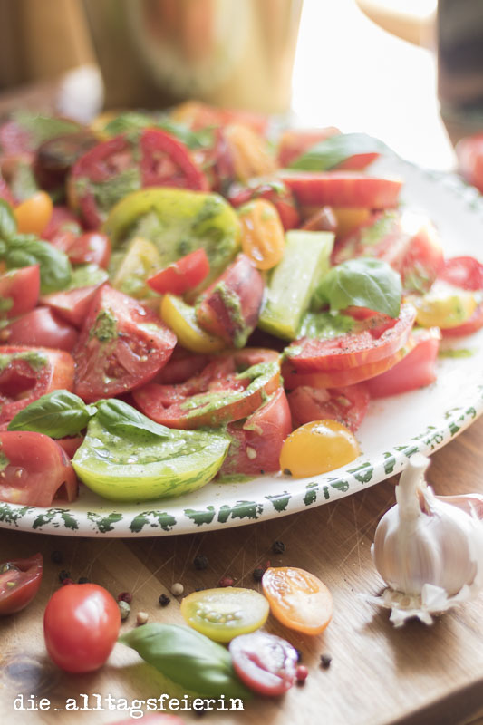 Tomaten-Salat, bunter Tomaten-Salat, Tomatensalat, Tomatensalat a la Jamie Oliver, Jamie Oliver, einfach, Kochquickie, Tomaten, gesunde Küche, Salat,