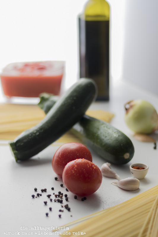 Pasta mit Feta und Zucchini, bulgarischer Feta, Zucchini, vegetarische Pasta, vegetrarisch, Tomaten, Spaghetti, Balsamico, Familienessen, Kochen für Kinder, schnell gekocht, diealltagsfeierin.de, ue40