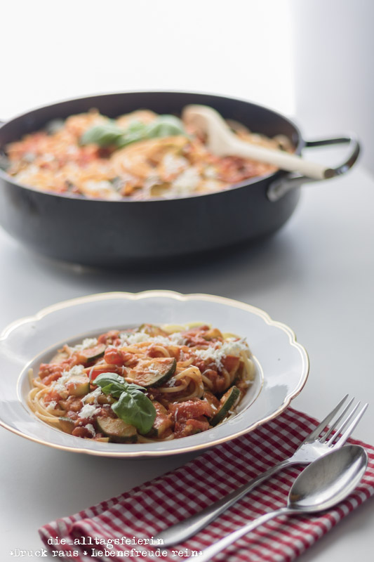 Pasta mit Feta und Zucchini, bulgarischer Feta, Zucchini, vegetarische Pasta, vegetrarisch, Tomaten, Spaghetti, Balsamico, Familienessen, Kochen für Kinder, schnell gekocht, diealltagsfeierin.de, ue40