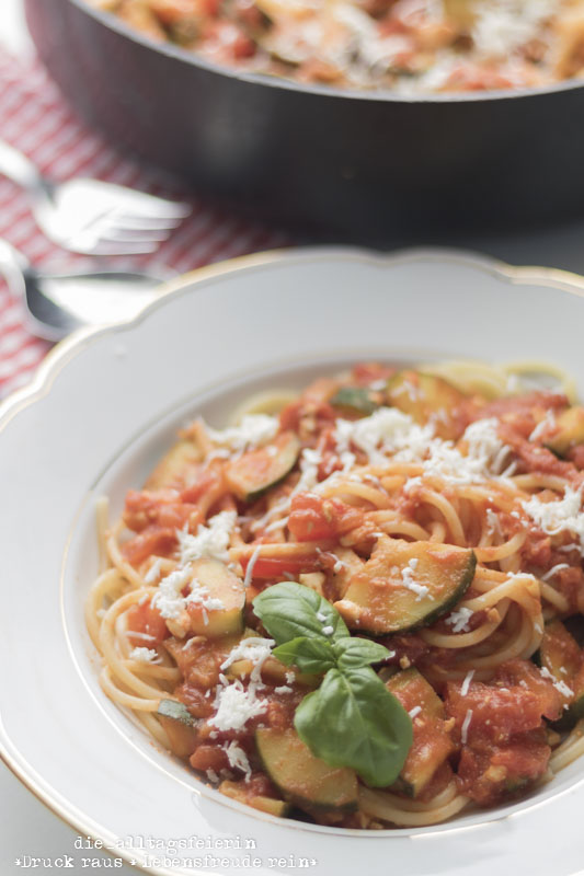 Pasta mit Feta und Zucchini, bulgarischer Feta, Zucchini, vegetarische Pasta, vegetrarisch, Tomaten, Spaghetti, Balsamico, Familienessen, Kochen für Kinder, schnell gekocht, diealltagsfeierin.de, ue40