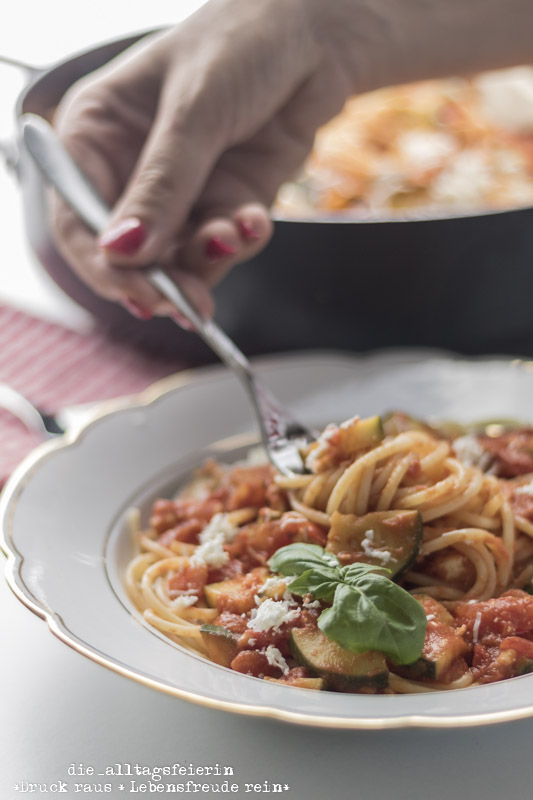 Pasta mit Feta und Zucchini, bulgarischer Feta, Zucchini, vegetarische Pasta, vegetrarisch, Tomaten, Spaghetti, Balsamico, Familienessen, Kochen für Kinder, schnell gekocht, diealltagsfeierin.de, ue40