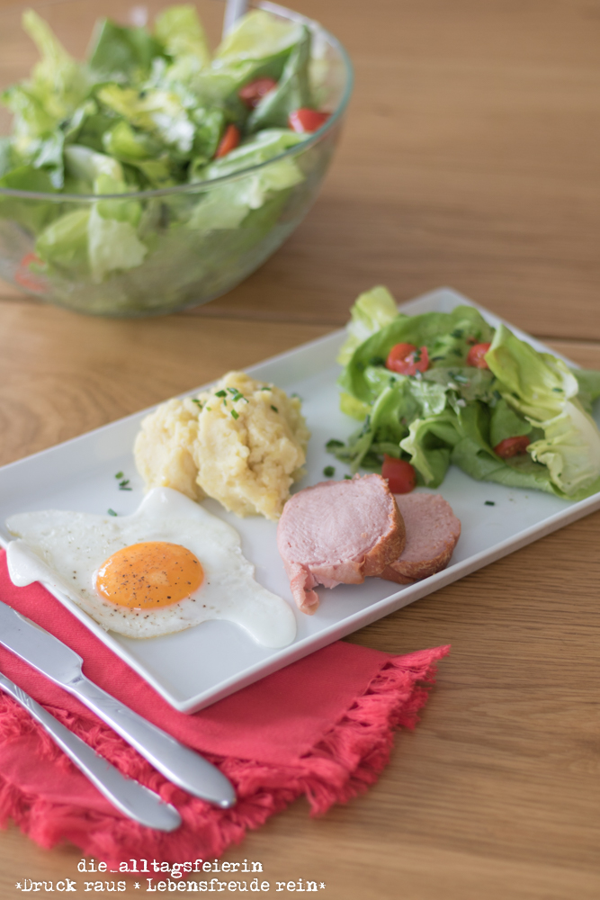 Speiseplan No 14-2020, Leberkäse mit Spiegelei, Kartoffelpüree und Salat 