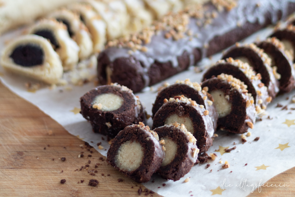 schwarz-weiße Marzipanrollen, Marzipan, Plätzchen backen, Rollenkekse, Krokant, Rum, Mandeln, Haselnüsse, in der Weihnachtsbäckerei, Weihnachtsplätzchen, Plätzchen, Plätzchen backen,