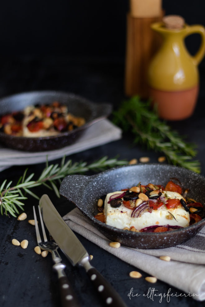 Gebackener Feta nach mediterrane Art, ein leckeres vegetarisches Rezept, einfach schnell gekocht.