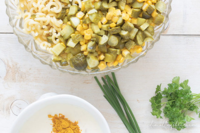 Schneller Nudelsalat ohne Mayonnaise mit Curry, Gurken und Mais