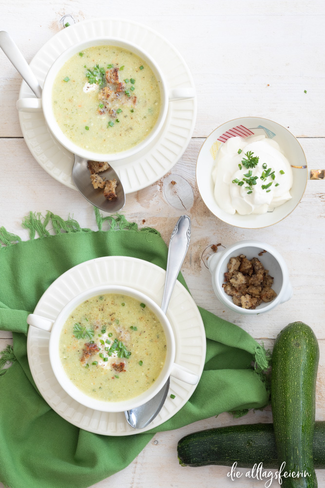 Zucchinicreme-Suppe, ein Kochquickie der äußerst lecker schmeckt. Einfach und schnell zubereitet.