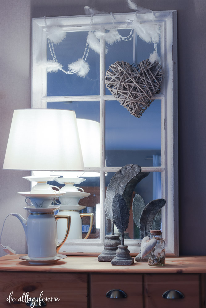 Tassen-Lampe aus Sammeltassen, selbstgebaute Vintage-Lampe aus Sammeltassen und Kanne. DIY für ein ganz besonderes Interieur-Stück auf diealltagsfeierin.de