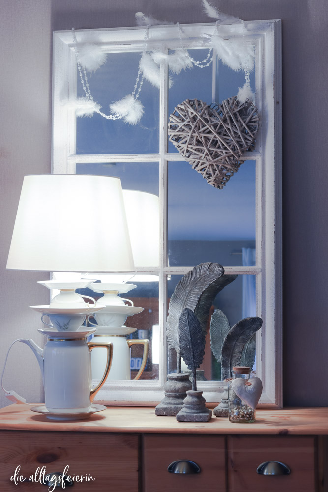 Tassen-Lampe aus Sammeltassen, selbstgebaute Vintage-Lampe aus Sammeltassen und Kanne. DIY für ein ganz besonderes Interieur-Stück auf diealltagsfeierin.de