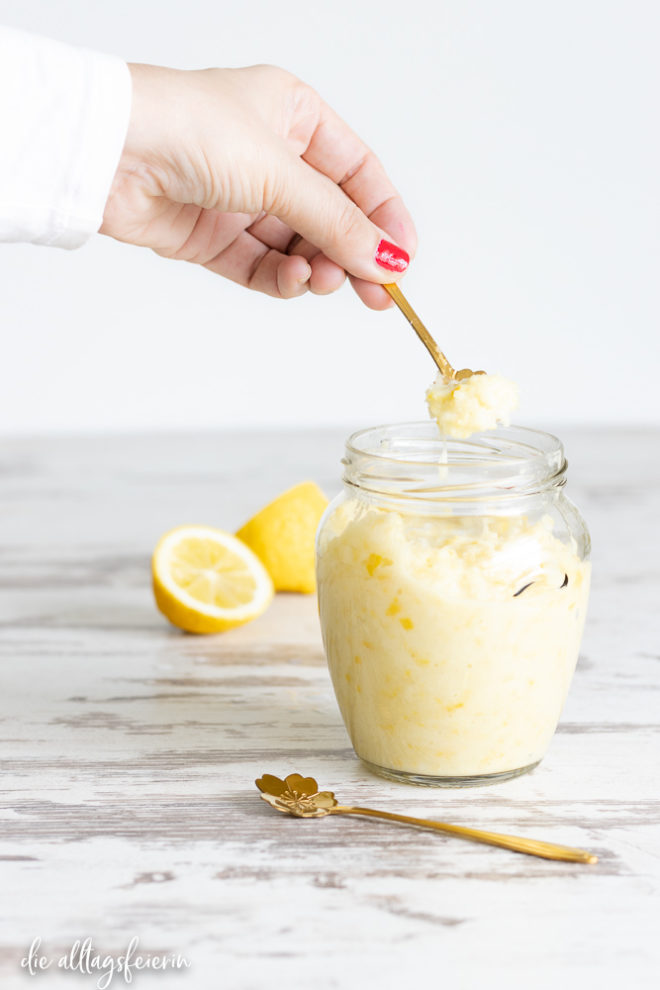 Rezept für Zitronen-Salz-Paste. Nur zwei Zutaten sorgen dafür, dass du immer "Zitronensaft" im Haus hast