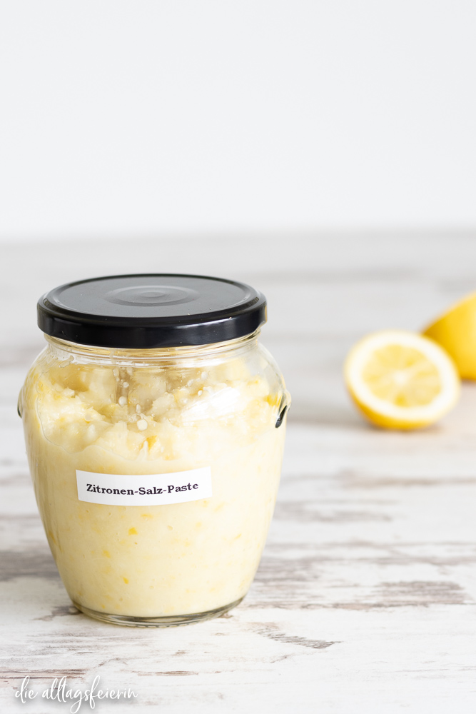 Rezept für Zitronen-Salz-Paste. Nur zwei Zutaten sorgen dafür, dass du immer "Zitronensaft" im Haus hast
