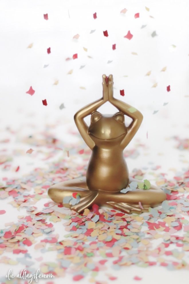 Yogafrosch im Konfetti-Regen, das Geschenk auf diealltagsfeierin.de im Newsletter Februar 2021