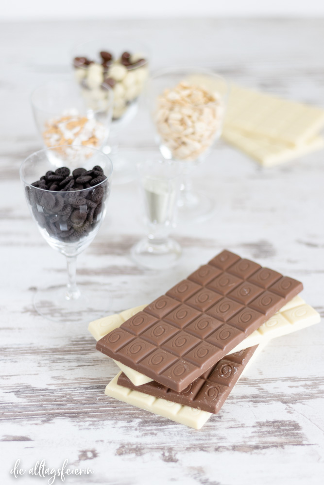 Oster-Schokolade, ein einfaches Geschenk aus der Küche. Weiße Schokolade, Vollmilch-Schokolade