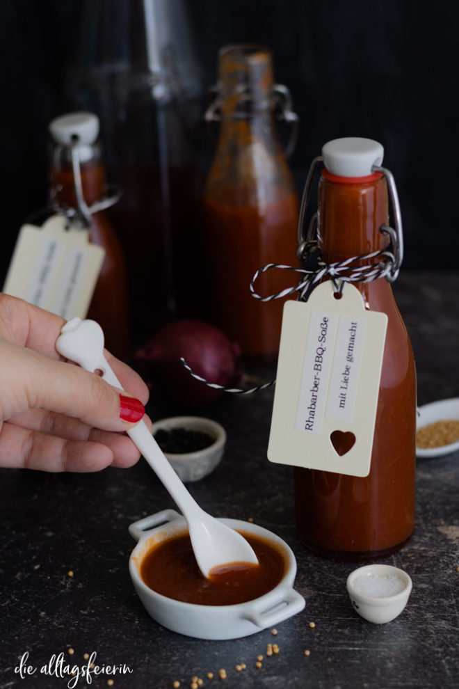 Food Pairing - Rezept für eine Rhabarber-BBQ-Soße mit Rhabarbernektar, einfach lecker und natürlich mit Saft. Verband für deutsche Fruchtsaft-Industrie