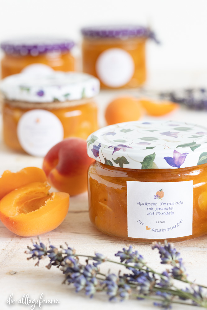 Aprikosen-Lavendel-Marmelade mit Mandeln. Rezept für #reisenzuhause mit Biggi von herzfuehlen.de 