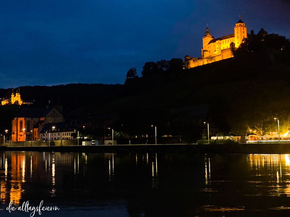 #reisenzuhause Würzburg bei Nacht, Blick auf die Festung Marienberg