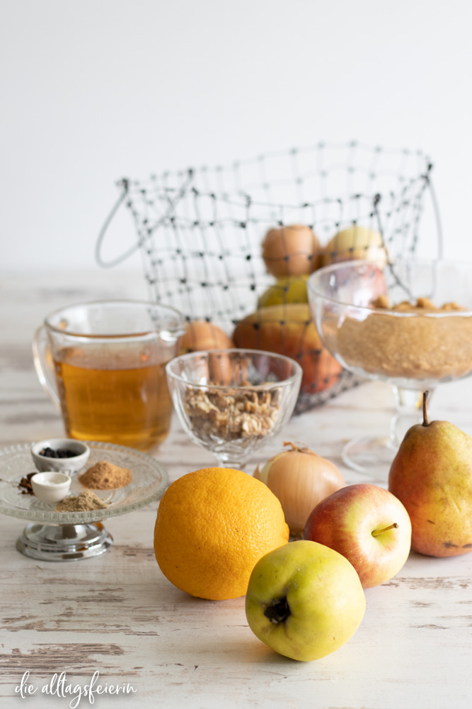 Herbst-Chutney, Chutney mit Äpfeln, Birnen, Walnüssen, Zwiebeln und Quitten