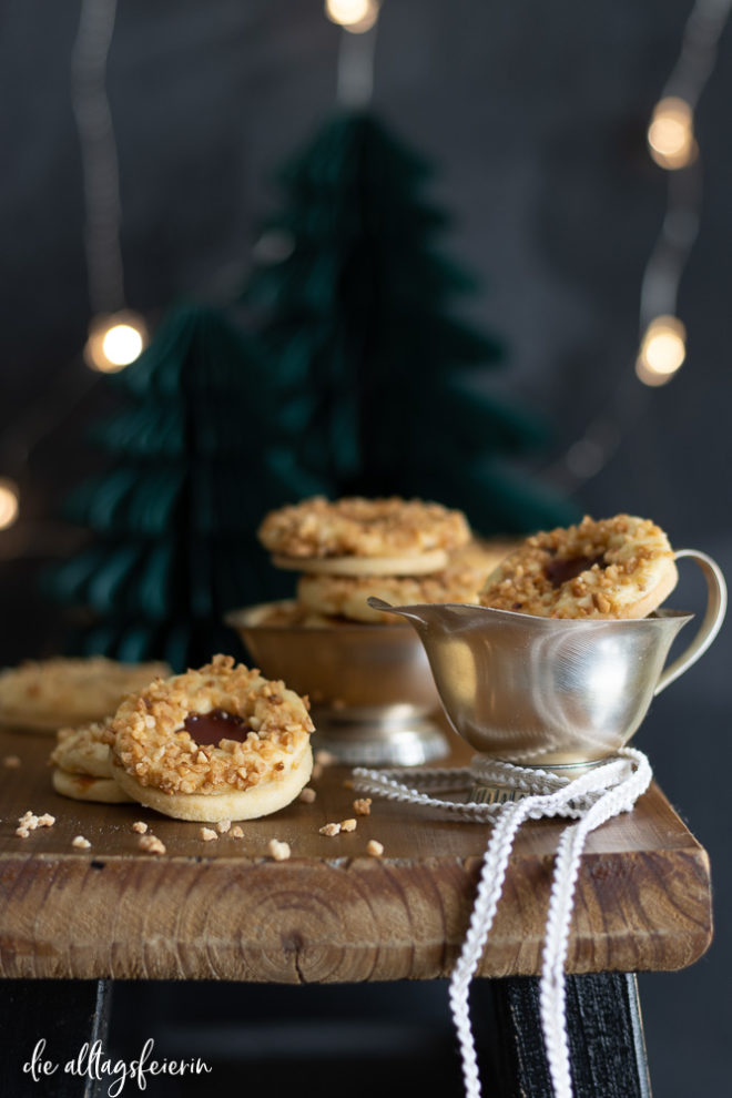 Vanillekränzchen, In der Weihnachtsbäckerei No 21, Terrassenplätzchen mit Nüssen und Hagebuttenmarmelade
