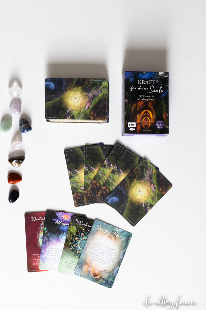 Kartenlegen - Rezension Kartensets Lenormand Floralis & Kraft für deine Seele. Auf diealltagsfeierin.de stelle ich dir zwei Kartensets vor.
