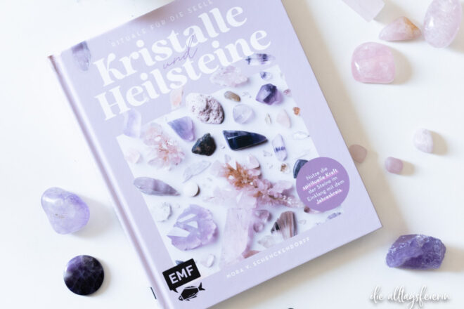 Rezension Kristalle und Heilsteine, Rituale für die Seele, Nora von Schenckendorff, EMF Verlag, diealltagsfeierin.de