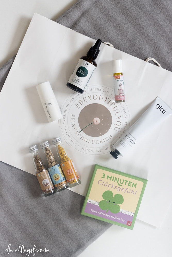 Geschenkidee für Weihnachten: ein Goodiebag für deine Herzensfreundin. Goodiebag, XbyX, Flaschenpost Gin, Dr. Vivien Karl, gitti Beauty, Die Geschenkverlage, Taoasis, Baldini, Teaballs, diealltagsfeierin.de